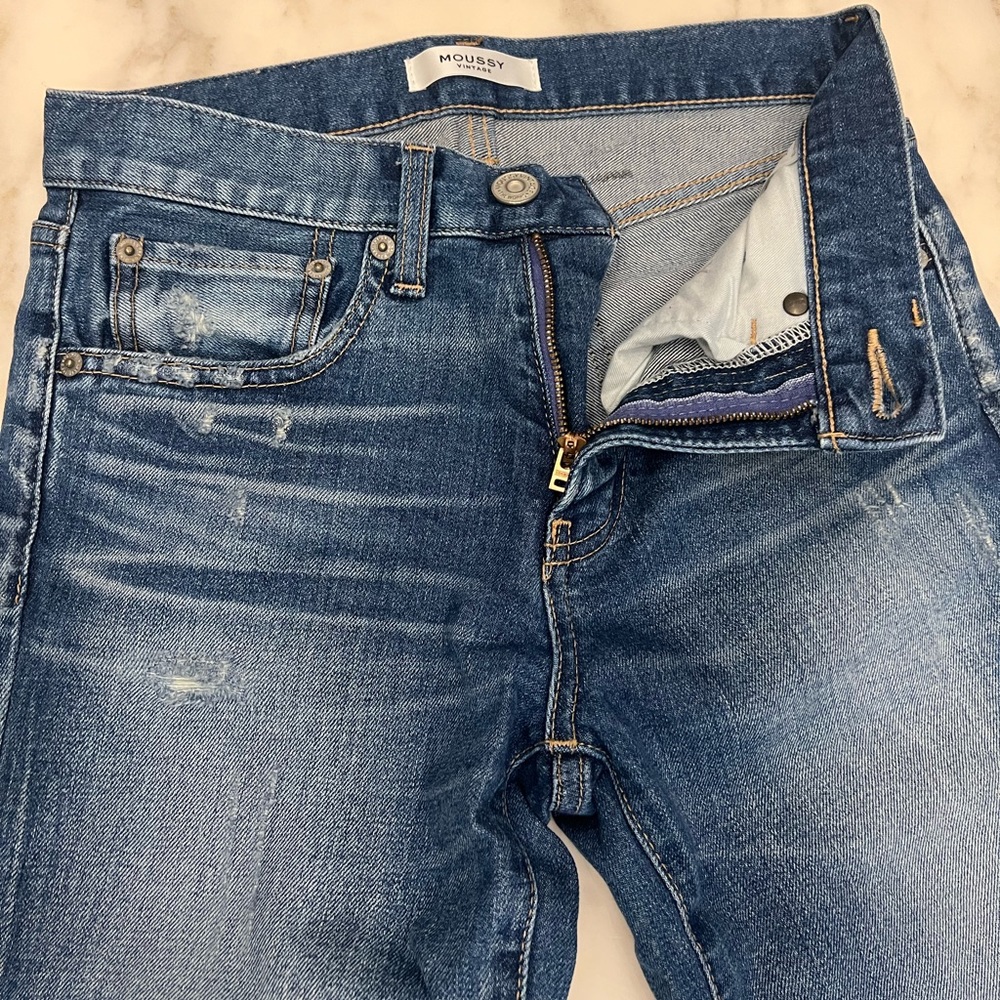 Moussy Vintage Skinny Jeans. Size 25. Blue distressed denim. Zip fly.